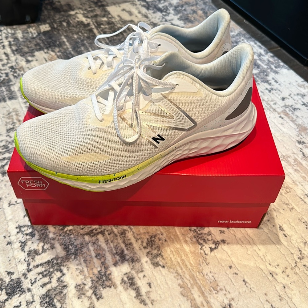 Men’s 12 wide; New balance fresh foam arishi V4 gray green